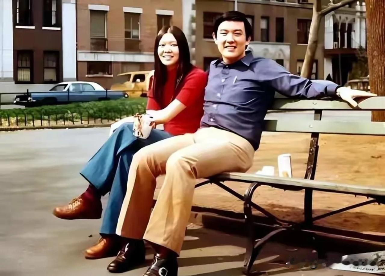 1975年，尚在哈佛大学求学的马英九与周美青，在校园长椅上留下青春合影。那时二