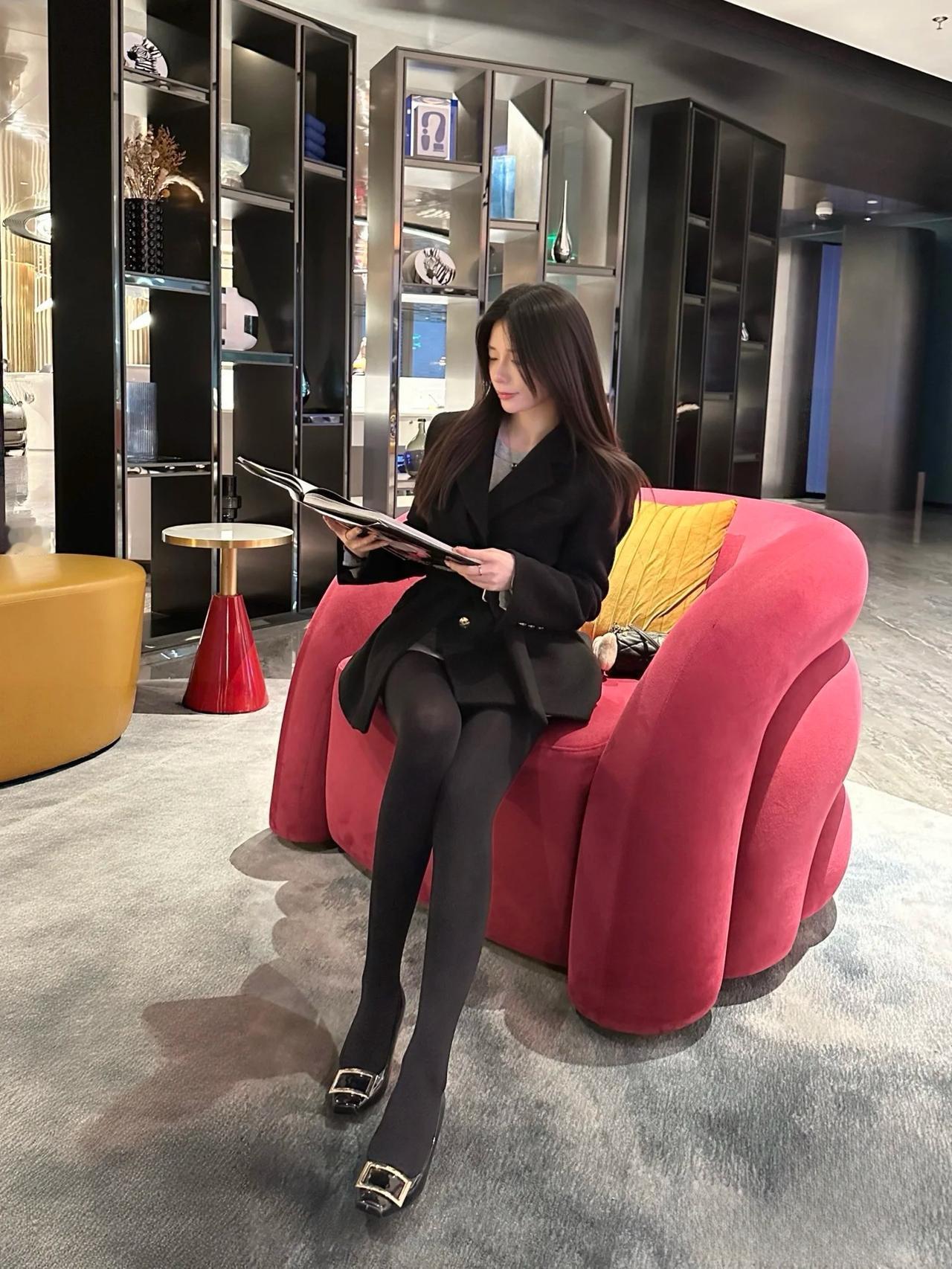 优雅职场风，黑西装搭配高跟鞋，尽显时尚魅力！