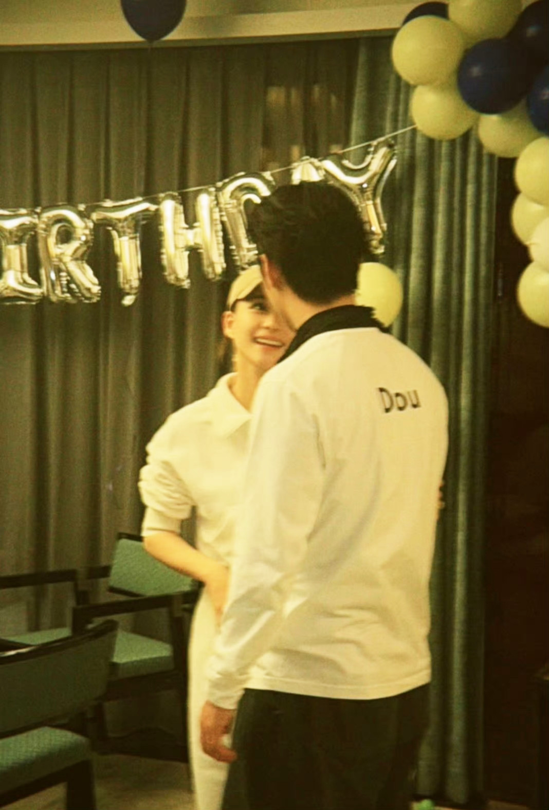 窦骁何超莲用行动啪啪打脸向太！近日，窦骁何超莲的好友晒出照片，窦骁生日时何超