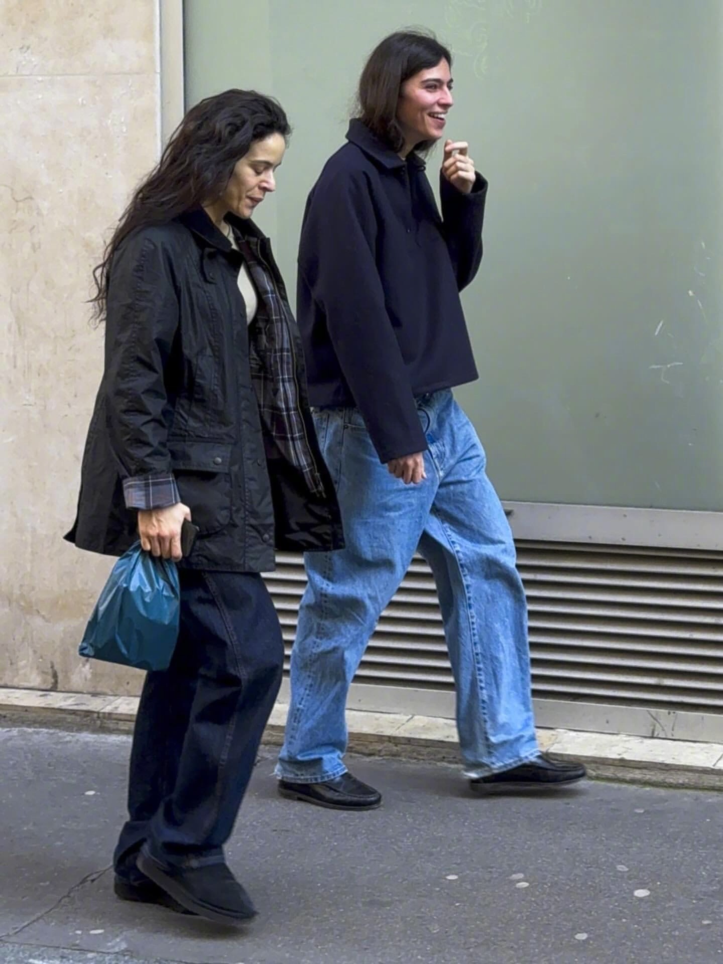 超模LoliBahia和歌手Rosalía一起现身法国巴黎再次被拍。Rosa