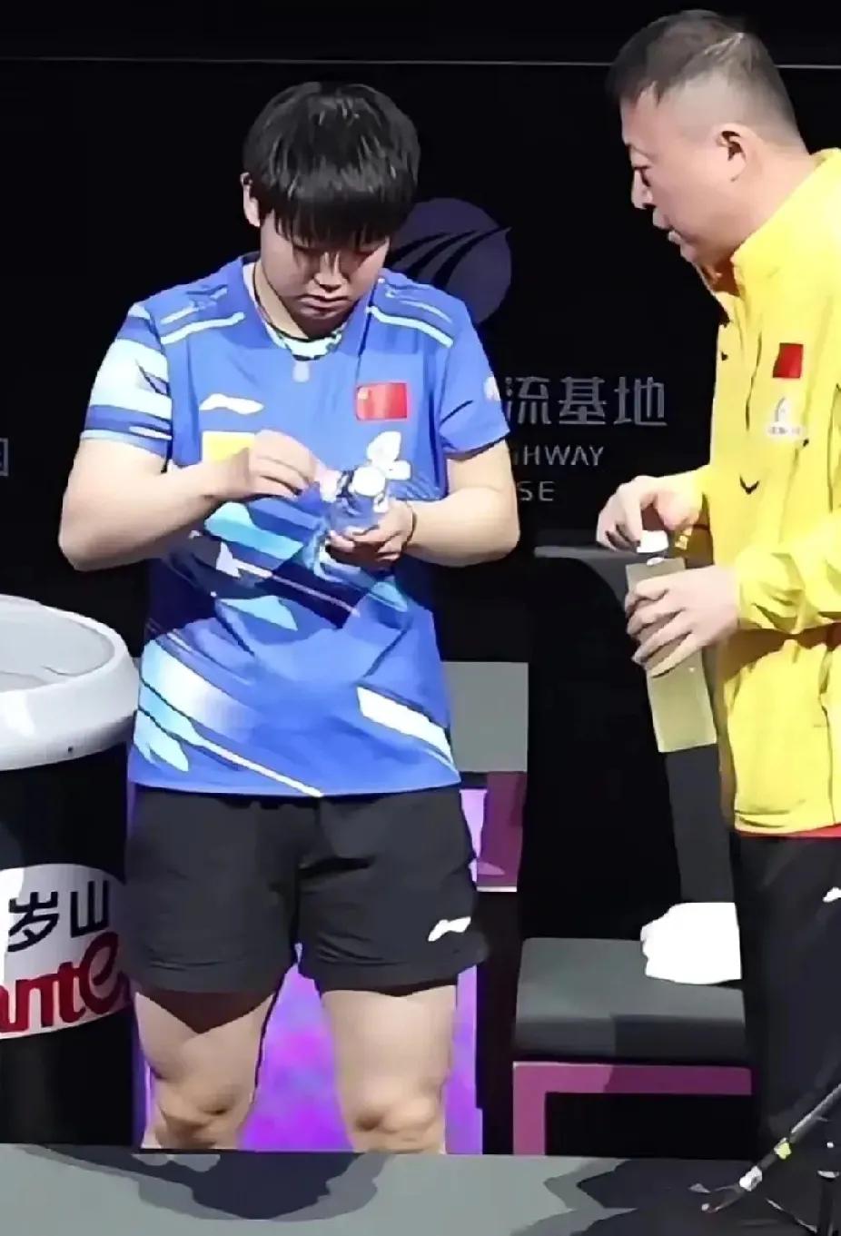 邱贻可对孙颖莎的细节关怀，太暖了！谁看了不说一句邱贻可教练细腻又贴心！[心