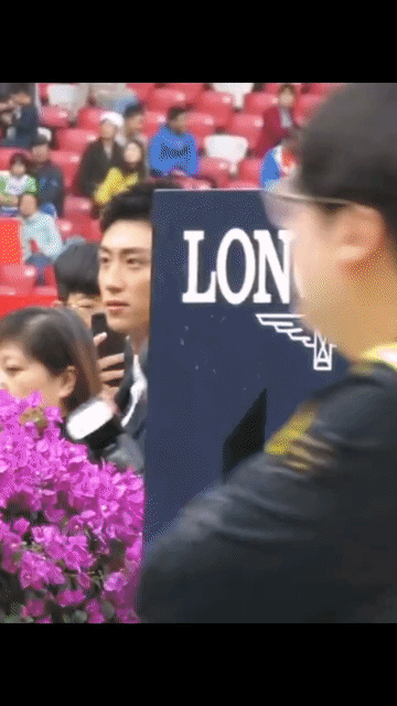 黄景瑜在张翰身边看着好清爽，好青涩，不得不承认，张翰是帅的，而且有种骨子里散发出