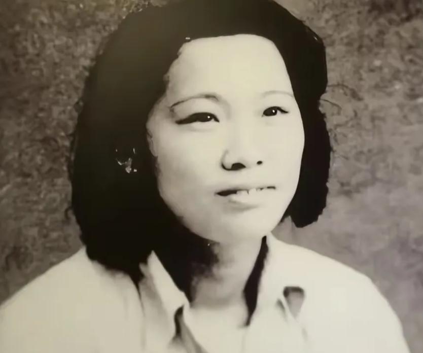 1950年，解放军连长刘玉明转业回家。刚上火车，他突然发现一个衣衫褴褛的女乞丐正