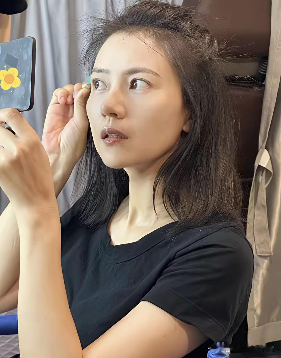 高圆圆真是美得属于大众，一直不追求网红脸，身材也是不追求极瘦。看起来干干净净，