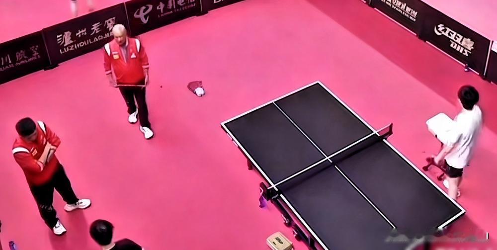 三代人又开始上训了这四个人之中，Coco是最幸福的，他是上有老下有小上有大名