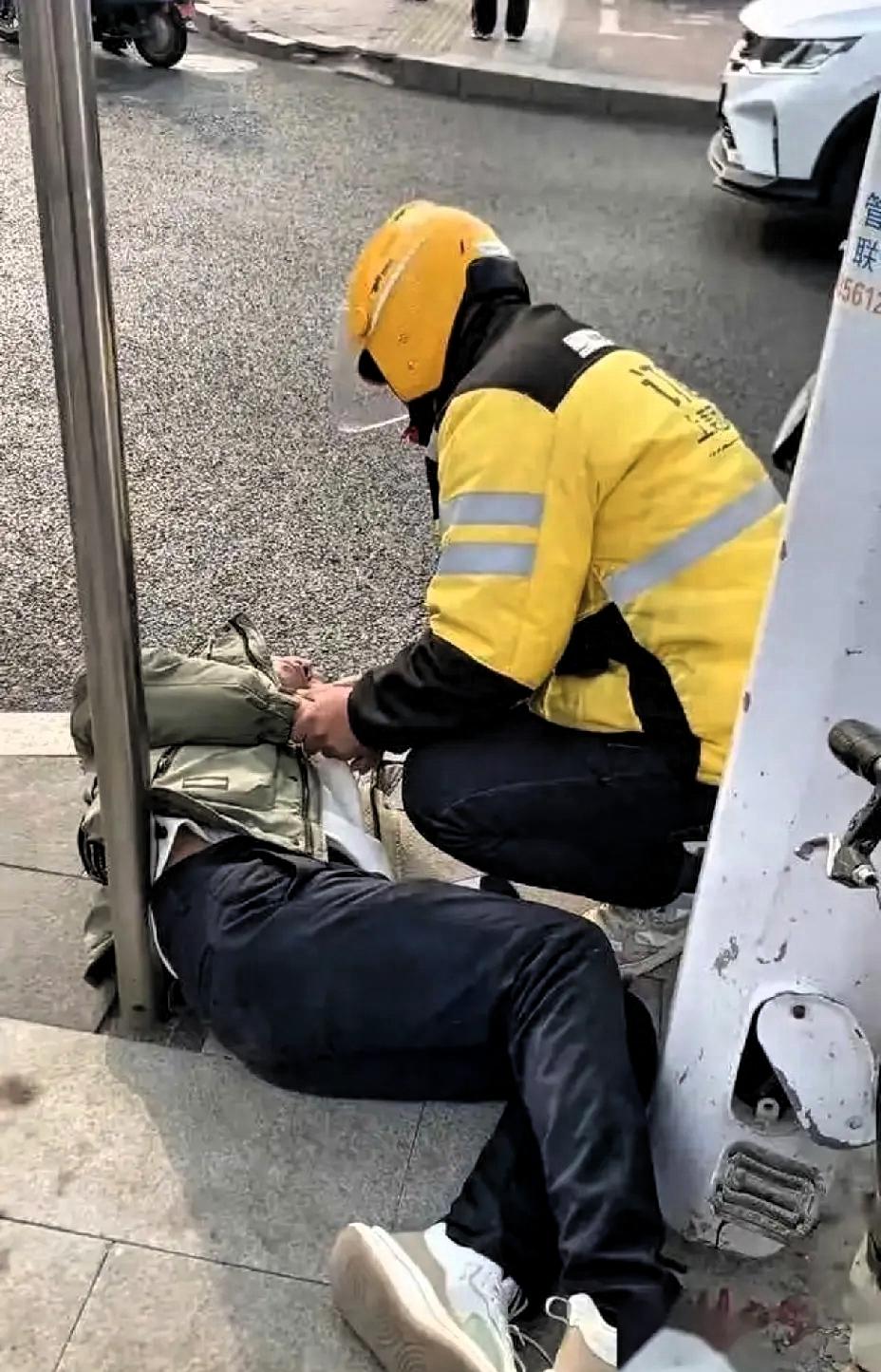 上海骑手40秒救窒息男童，3单超时被罚2000元！全网怒讨公道，结局大快人心！