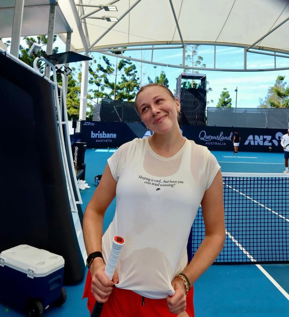 阿尼西莫娃！2026新年第一练在布里斯班，We‘reback！穿着一件印有特色