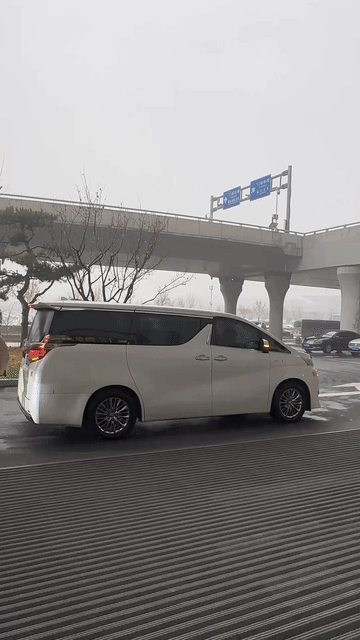 虽然知道杨幂的腿很细很长，但是当她的腿和助理的腿同框时，看起来也太夸张了吧，当助