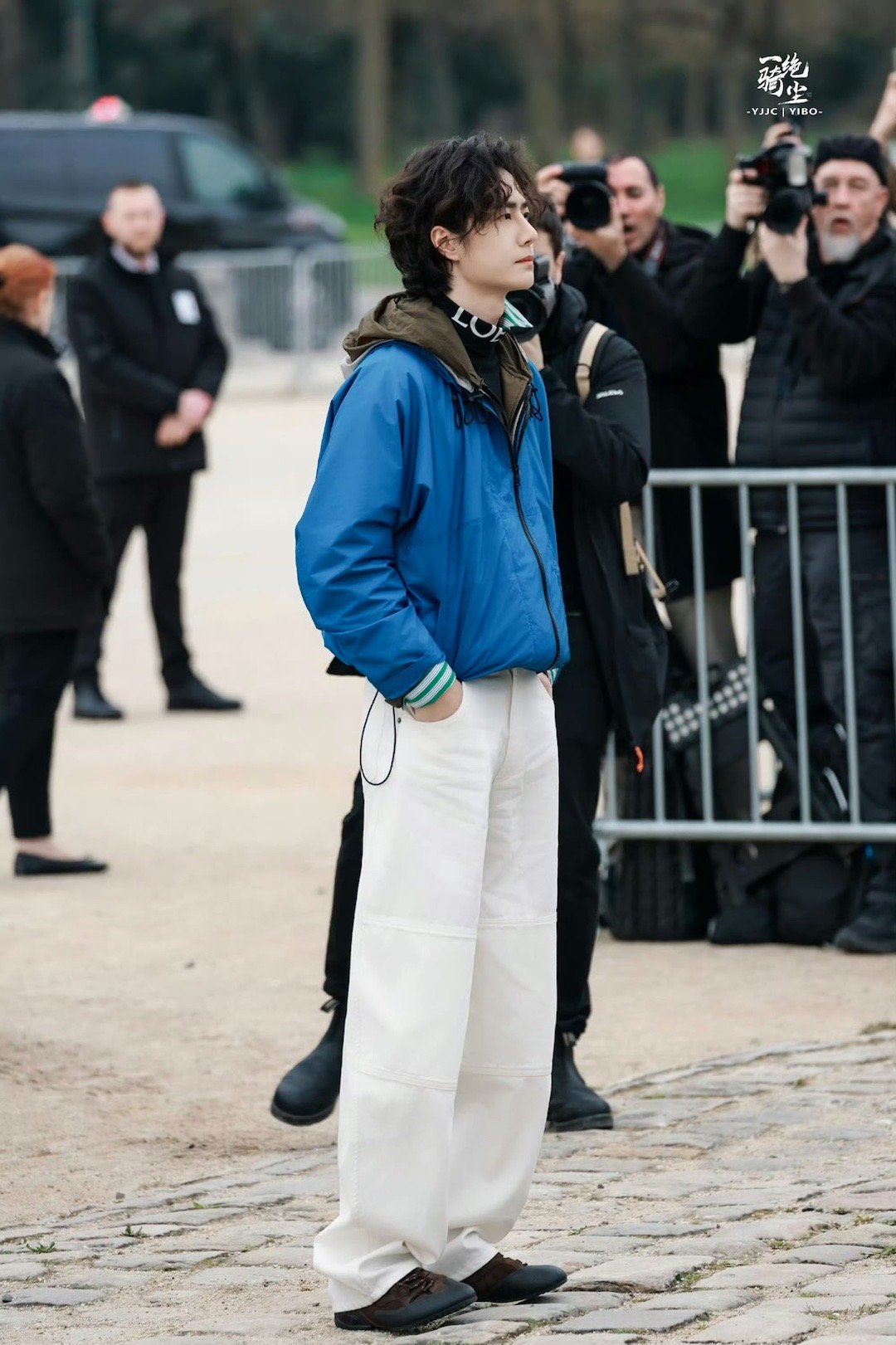 王一博下车双手插兜当地时间3月6日，LOEWE巴黎时装周大秀，品牌全球代言人王一