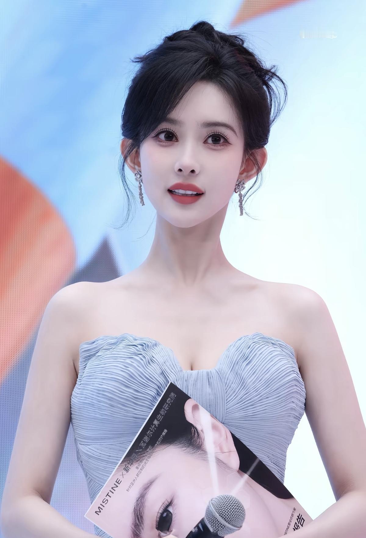 孟子义活动生图直出，美貌无需滤镜。这清冷又灵动的气质，谁看了不夸一句绝[赞]娱乐