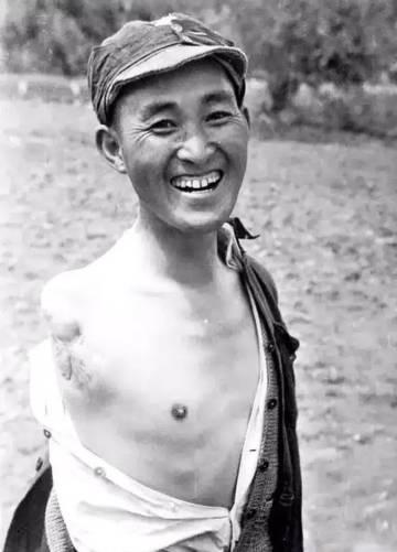 左齐，原名左富贵，1911年出生于江西永新，他是我军为数不多的独臂将军之一，也是