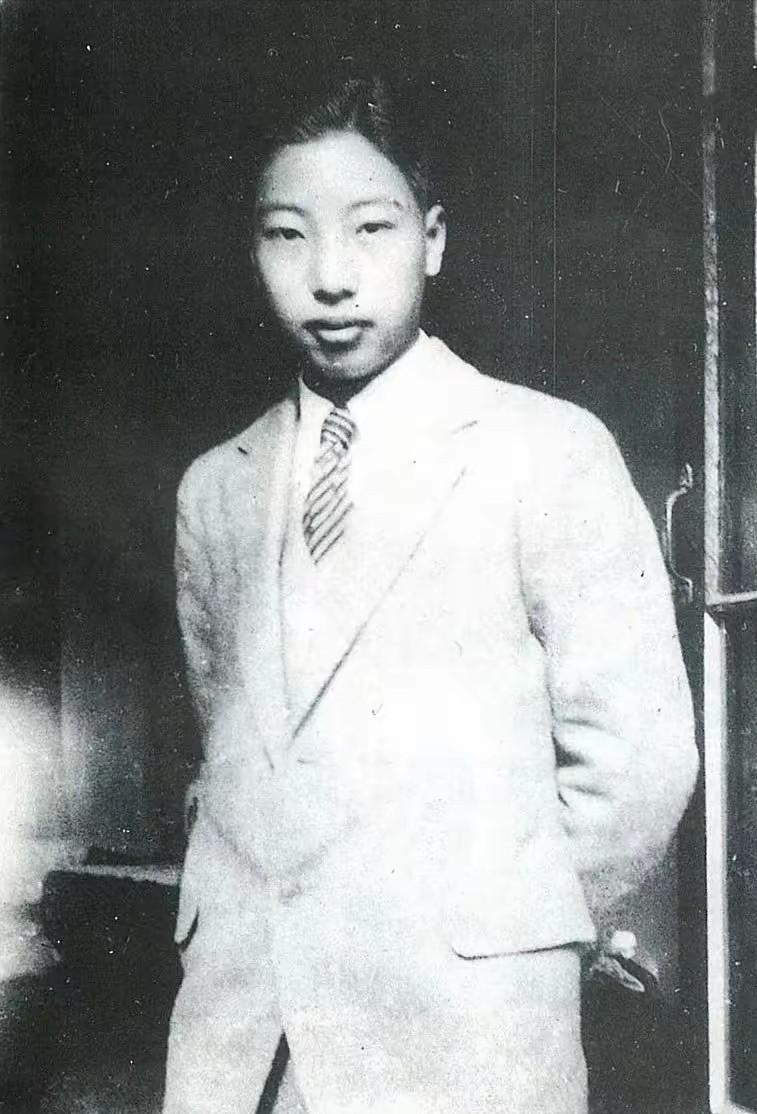 1940年秋，太行山黄崖洞兵工厂内，刘鼎正对着日军掷弹筒苦思。这不到3公斤的铁家