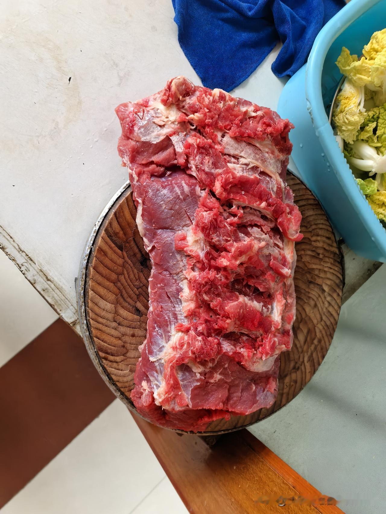 不论是家庭聚餐、朋友聚会还是独自享用，牛肉都是餐桌上不可或缺的美食。让我们一起品