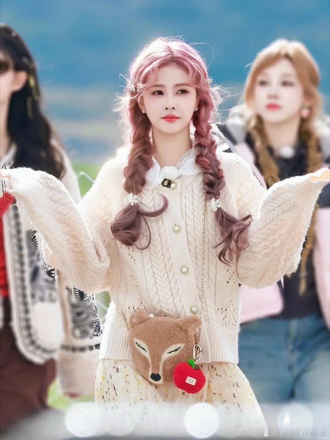 【娱乐吃瓜🍉🍉🍉🍉🍉】白鹿奔跑吧路透路透画面显示她身穿马术服，以樱花粉