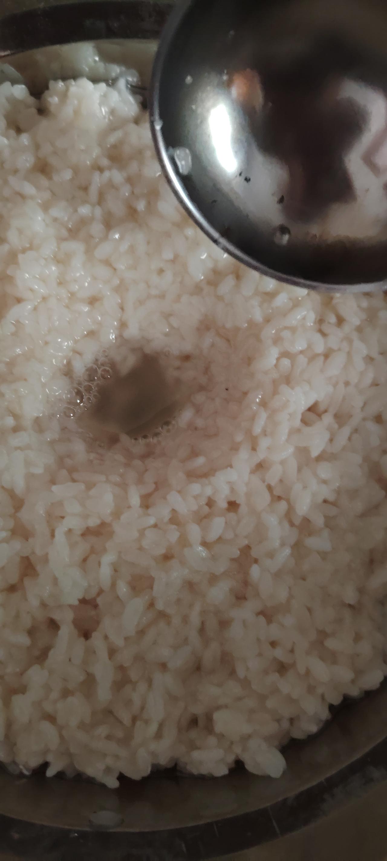 甜米酒出水了，有气泡了，脱缸了，看着做成功了。但味道却叫人不爽，酸中带甜，还有酒