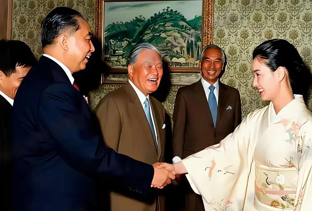 女的，美得不可方物，她是《追捕》中真优美。男的，着西装风华正茂，他是