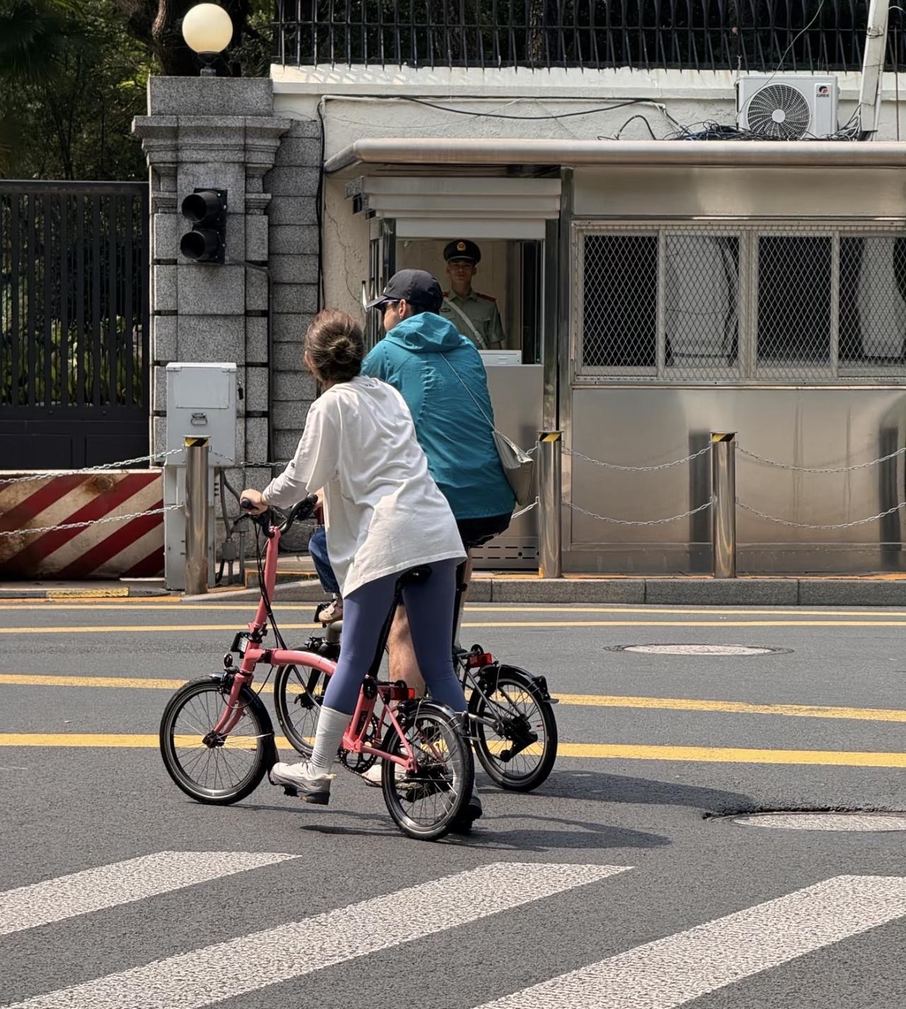 胡歌一家三口在街头骑自行车，画面曝光好温馨，妻子黄曦宁很普通，穿着大T恤身材也一