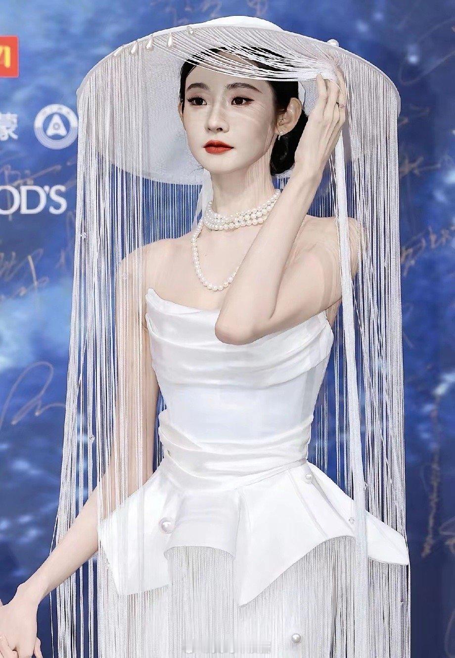 到底是哪个天才设计师设计的呀❗我敢说：这绝对是目前最好看的一个红毯造型不接受反驳