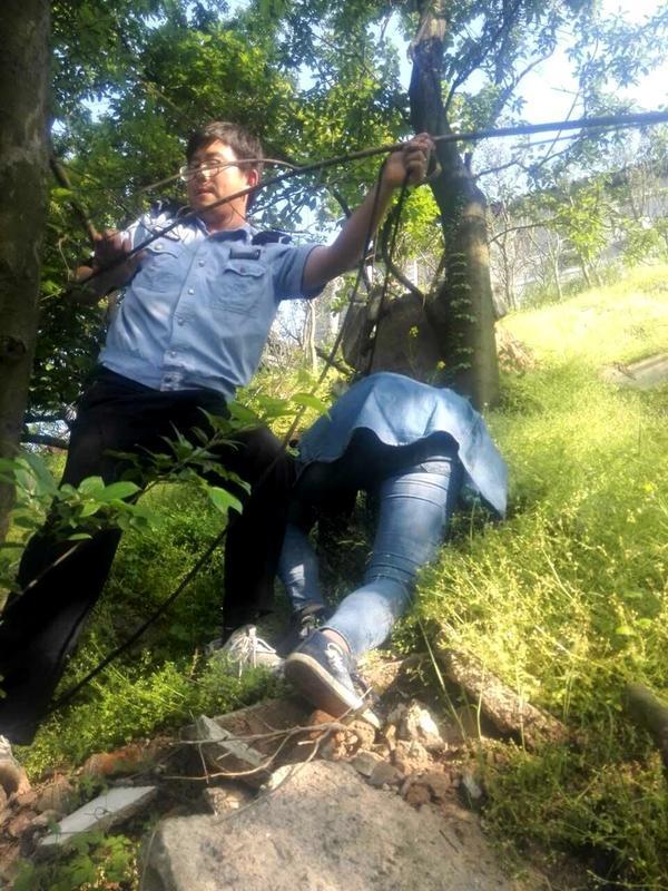 万万没想到！湖州景区女子憋尿崩溃，女厕长龙二十米，急到弯腰冒汗！😱湖州某