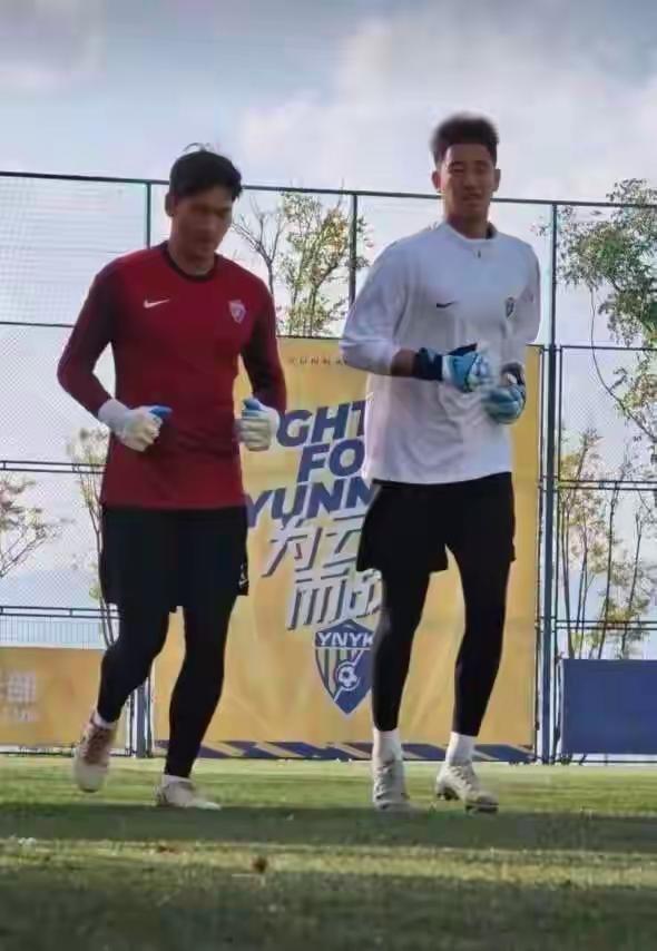 鲍牙已随云南训练最近有关申花这二年短板的门将一事网络上传言很多，这也很正常的，