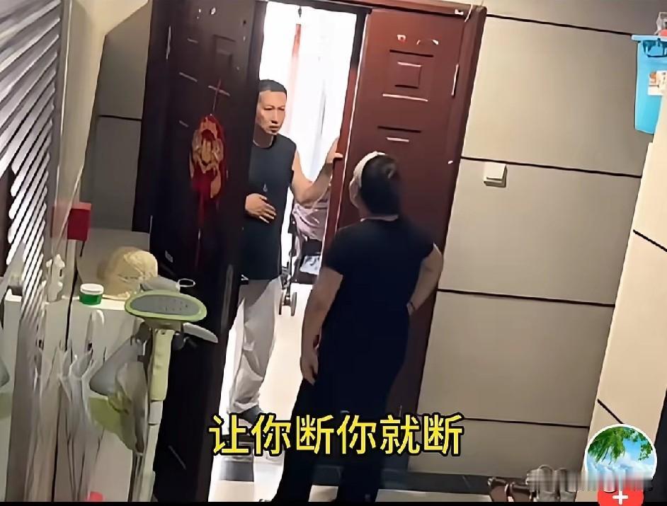 女邻居挺着肚子上门敲开男邻居家的门，开口就要求把他家空调、冰箱、WiFi全断电，