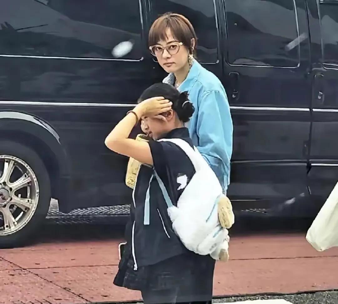 孙俪这一眼仿佛甄嬛再世，真不像吃斋念佛的人！既然那么想保护孩子免受干扰，为何