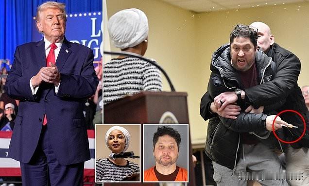 索马里裔众议员伊尔汗·奥马尔在明尼阿波利斯市政厅反ICE演讲时遭到一名特朗普支持