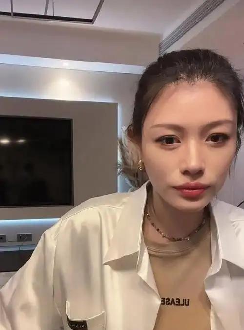 2005年，葛荟婕被汪峰赶出家门，她苦苦哀求汪峰：“我好歹给你生了个孩子，你多少