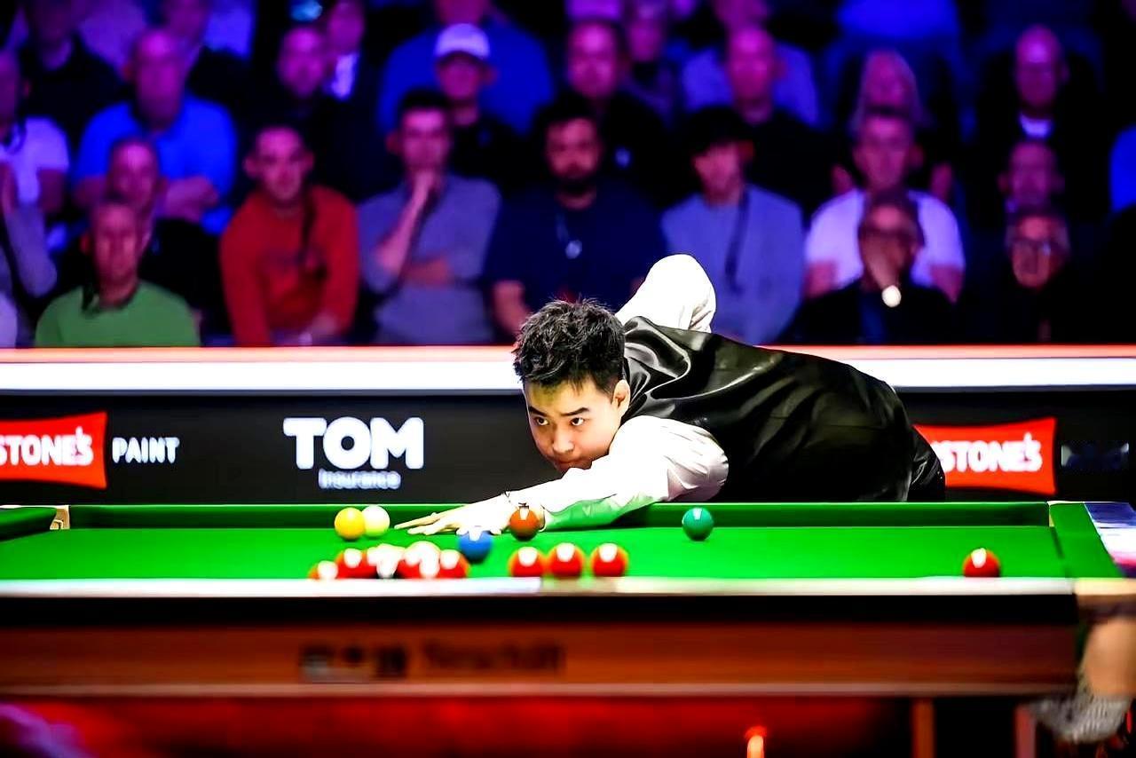 2-6惨败，斯佳辉又一轮游！大师赛首轮，他碰上刚拿冠军的凯伦·威尔逊，比分