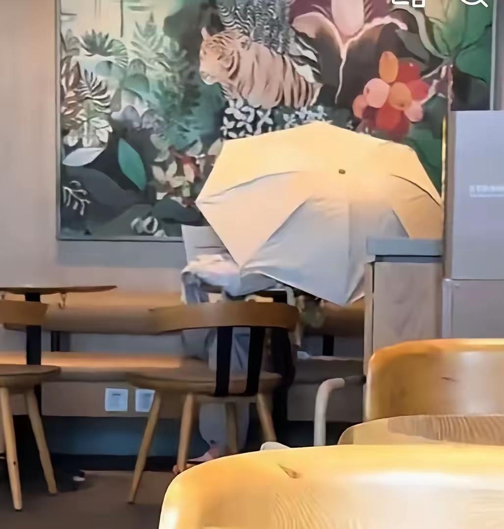 星巴克那姑娘被全网喷，不是因为她在备考，也不是因为她穷得点不起一杯拿铁，纯粹是她