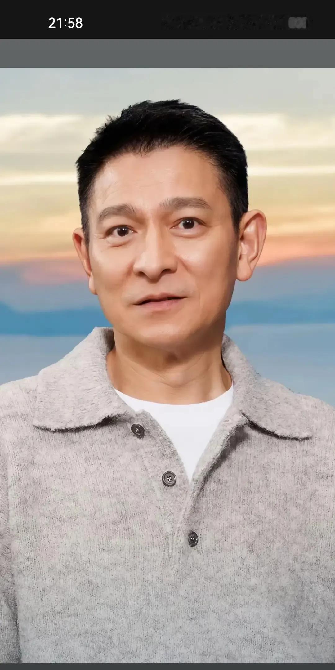 刘德华再次受邀在国家级盛会献唱，让很多人都觉得亲切又敬佩。此前他就多次出现在大