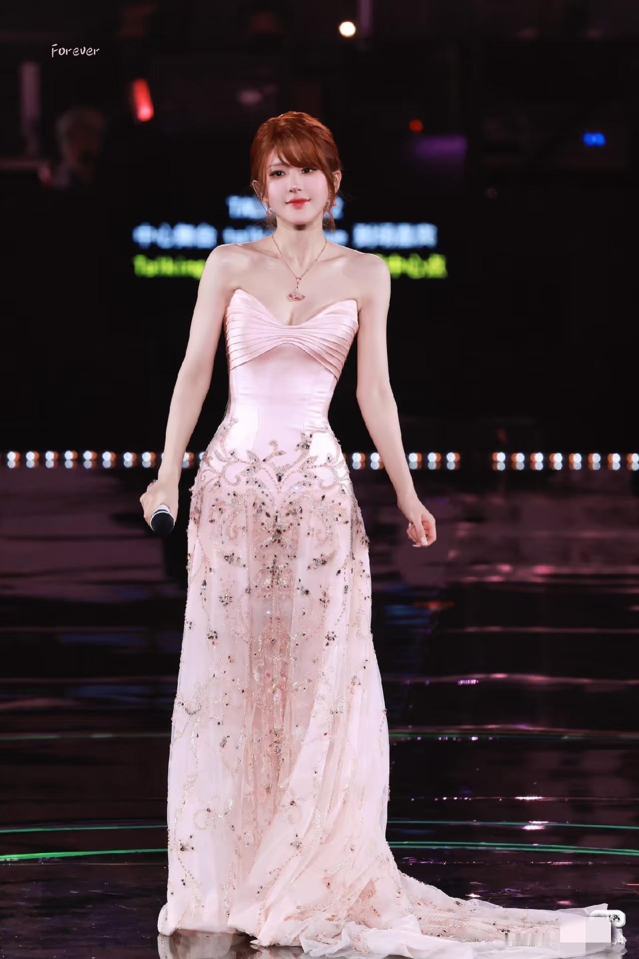 发现赵露思一个玄学只要是赵露思参加的活动，不管她穿是什么颜色的衣服，她都是粉