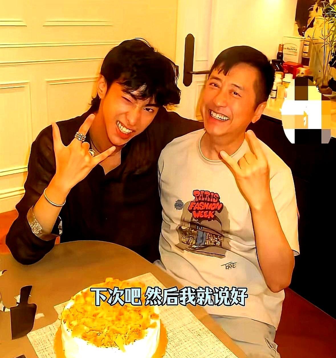 哈林把天聊死，儿子信息“已读不回”，伊能静的教科书式“翻译”才叫顶级体面。儿子