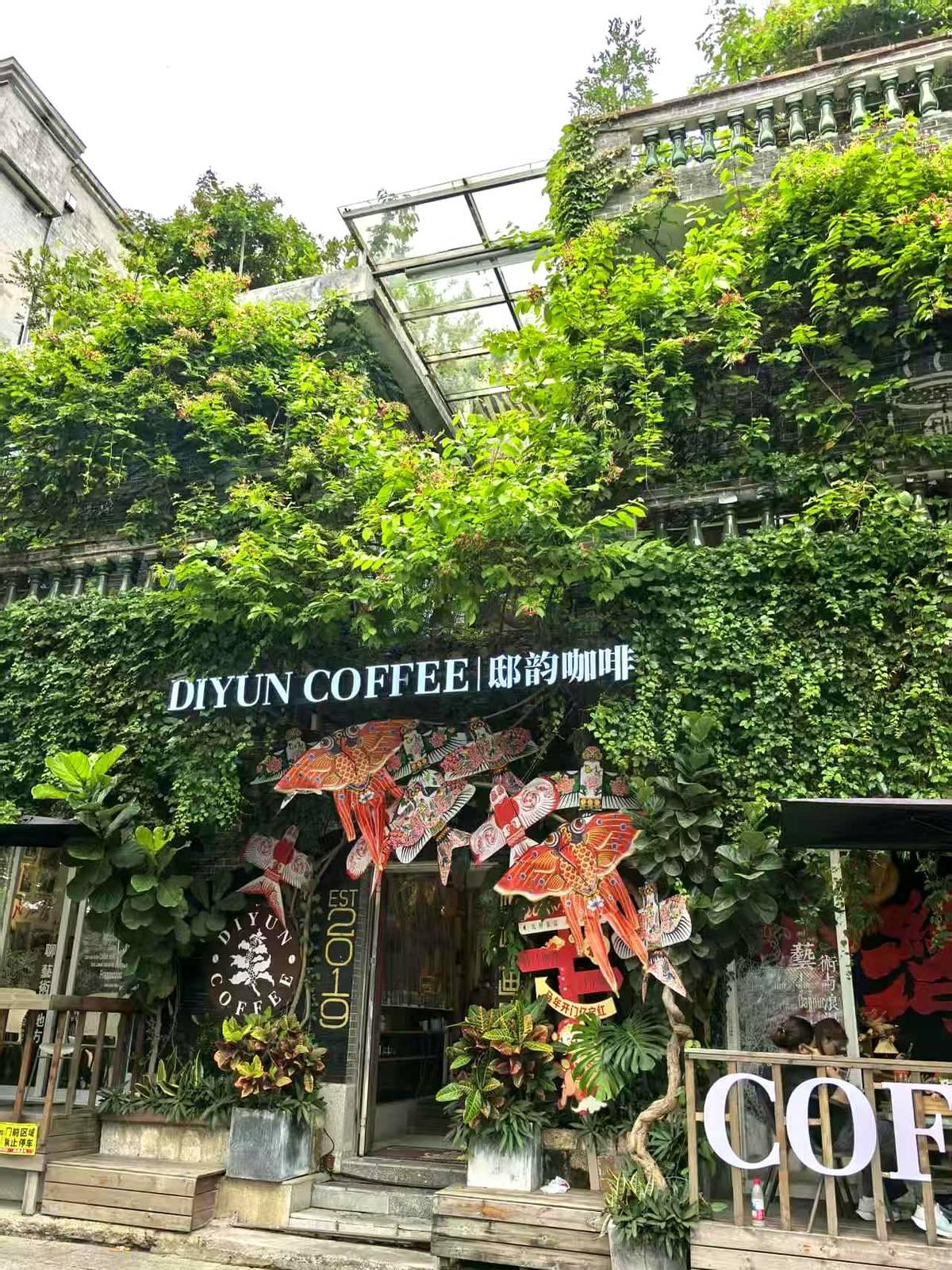 现在啃老也没有人蛐蛐了。我单位那个劳务派遣的小伙子，他爸妈俩人月入一万五，家里