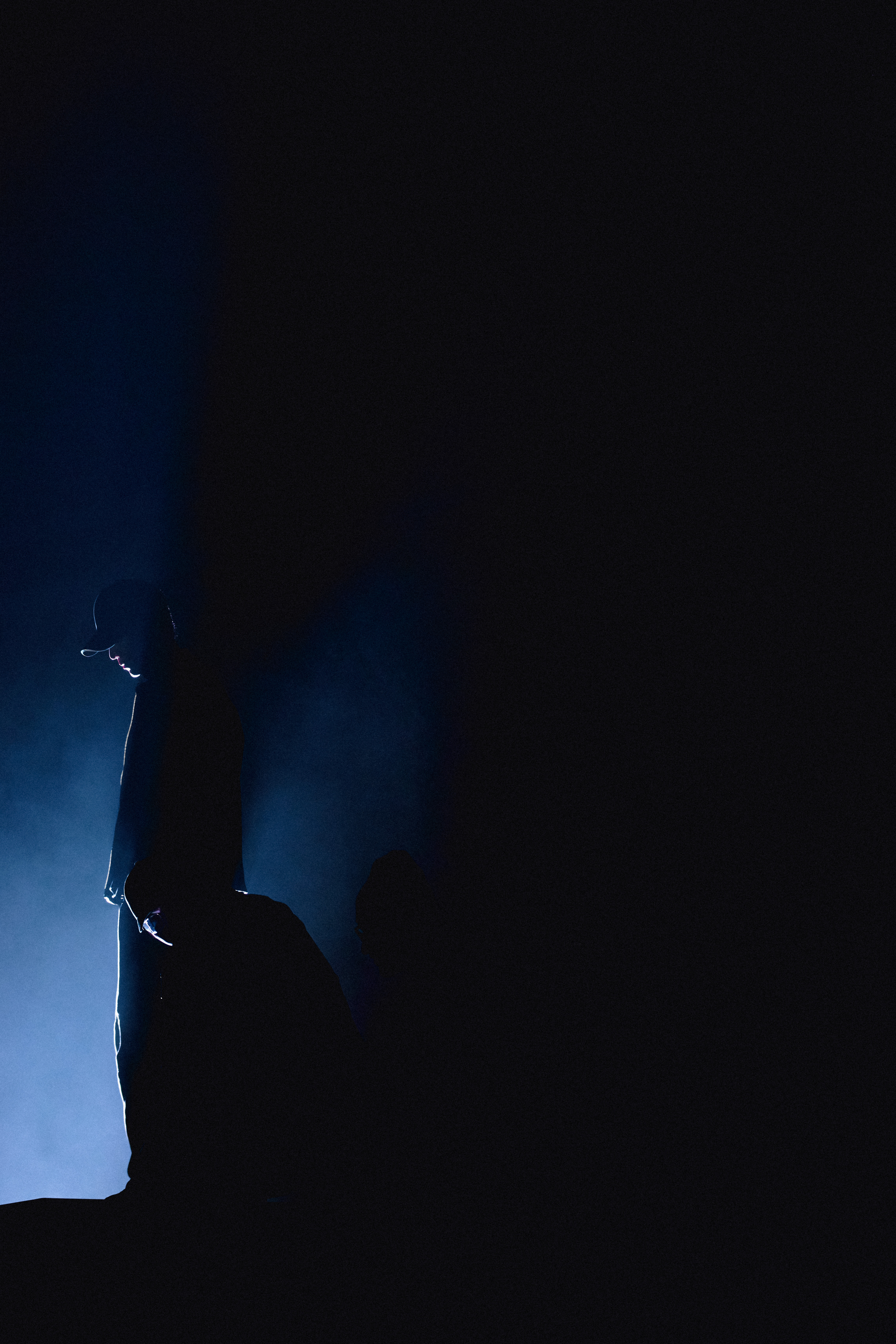 肖战卷毛冷帽彩排照肖战跨年舞台彩排照卷毛+冷帽+黑框眼镜帅气青春期待跨年舞台肖