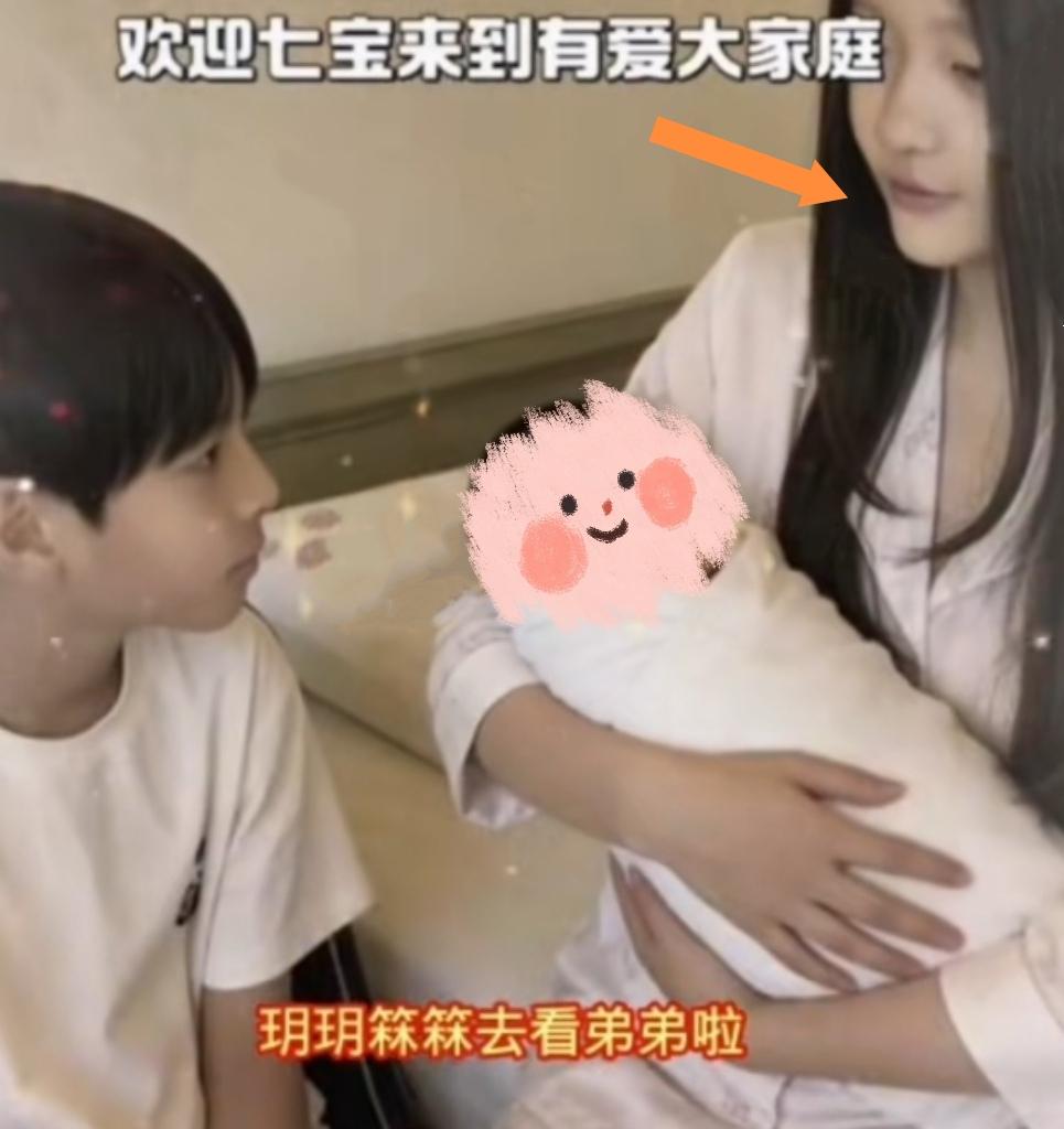 一直都有不少人说小月儿长得特别像爸爸汪小菲，但我倒觉得，从某些角度看，尤其是半侧