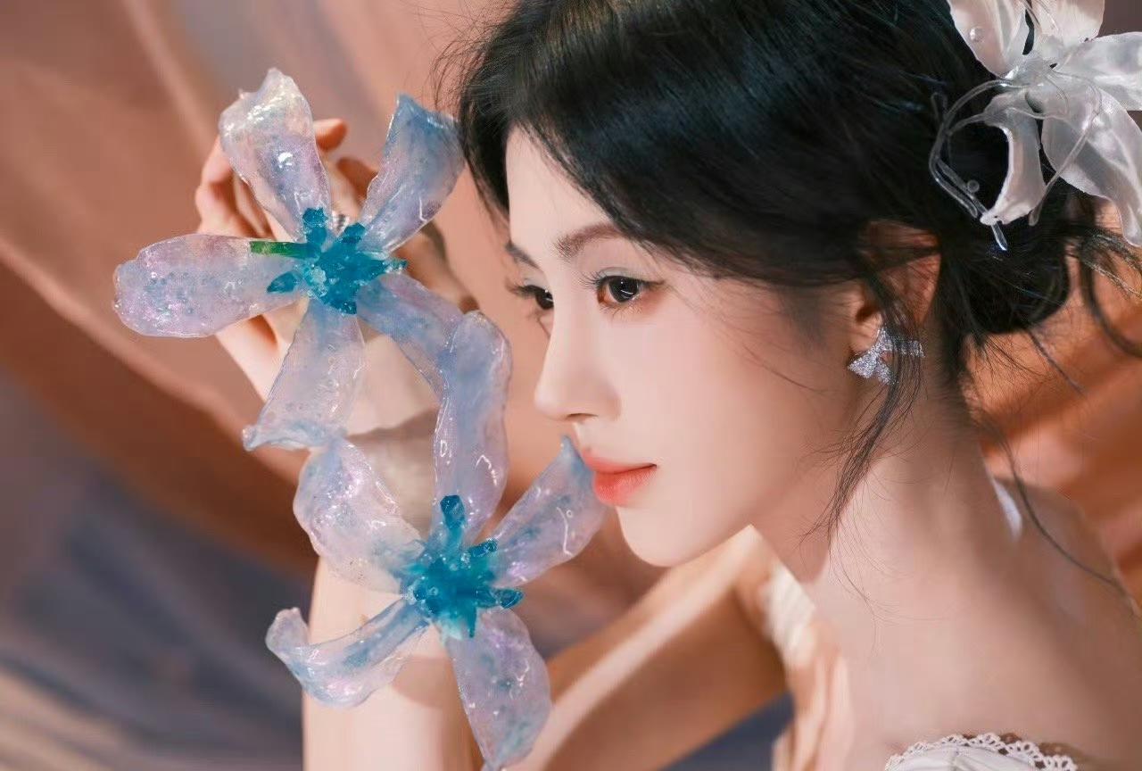 鞠婧祎美到窒息了白色吊带连衣裙好仙。