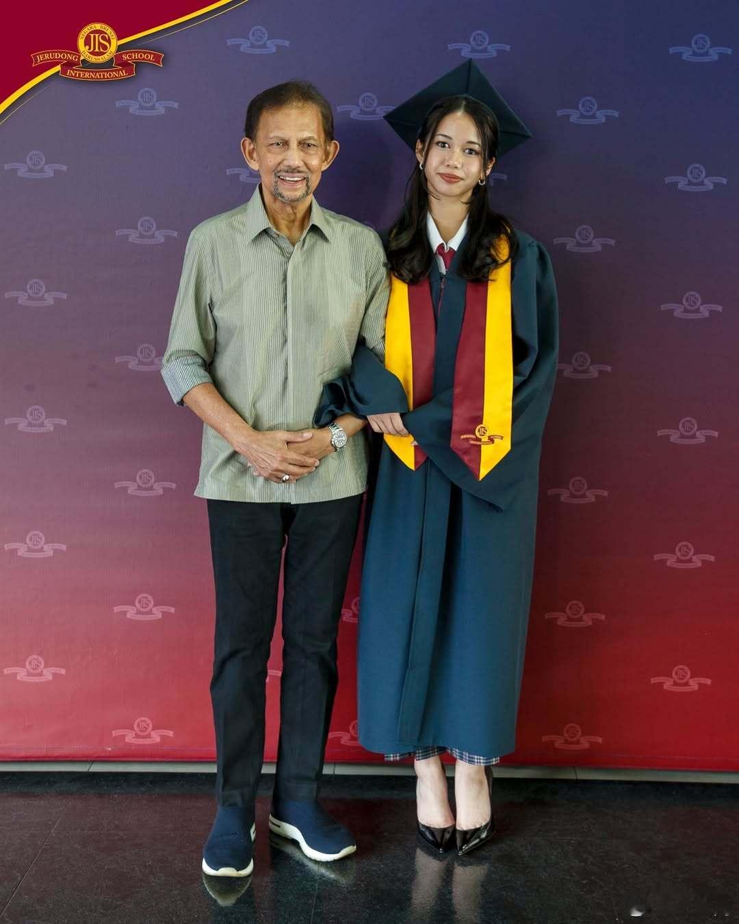 文莱王室🇧🇳5月3日，苏丹哈桑纳尔·博尔基亚出席最小的女儿阿米拉.瓦齐拉公