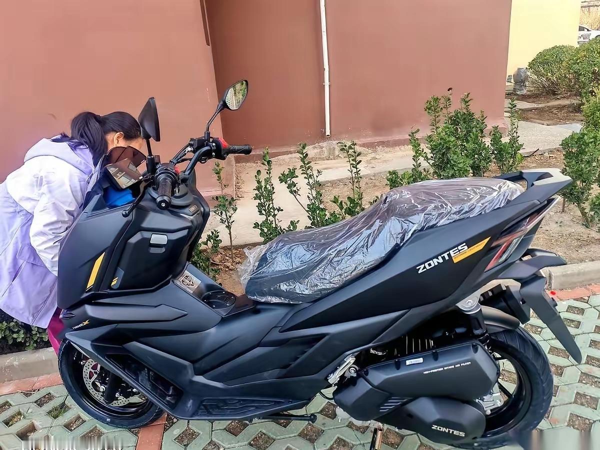 老婆气疯了，女儿哭了一晚上。就因为我花一万多块钱，买了辆150cc的小踏板。