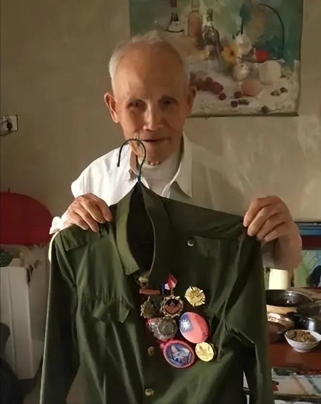 1945年，一名机枪手为了躲避日军，选择绕上山路前进，没想到意外发现100多名正