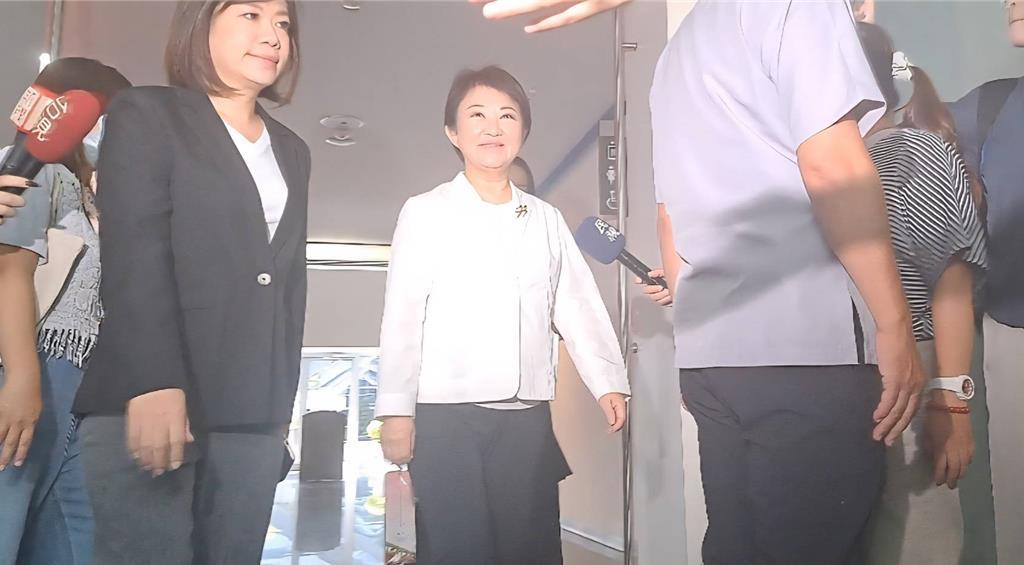 卢秀燕凯道快闪不回答媒体提问惹争议，其副手郑照新回应了有绿媒报道称，台中市长卢