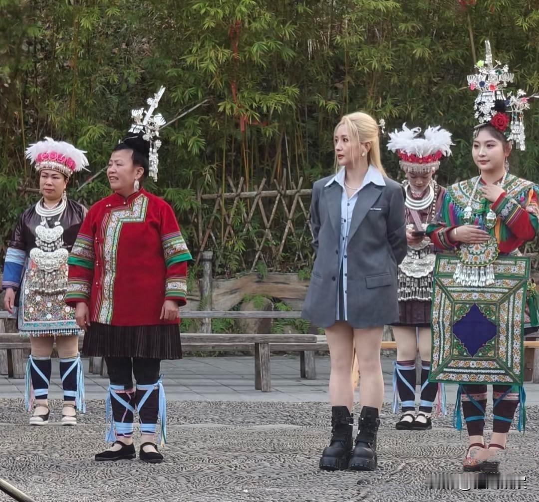 何洁侗族录节目，一期节目换3次造型，看到衣服后被网友群嘲。还记得唱《你一定要