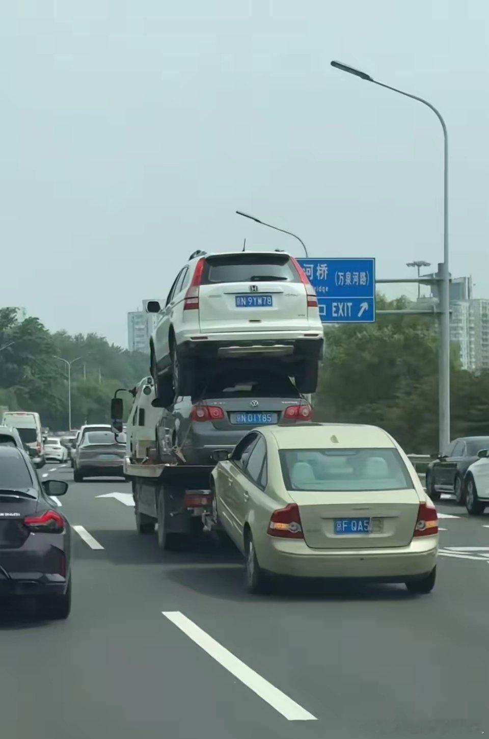 网友在北京街头拍到了运送报废车辆的场景。单看外观，这些车其实算不上多老旧——有经