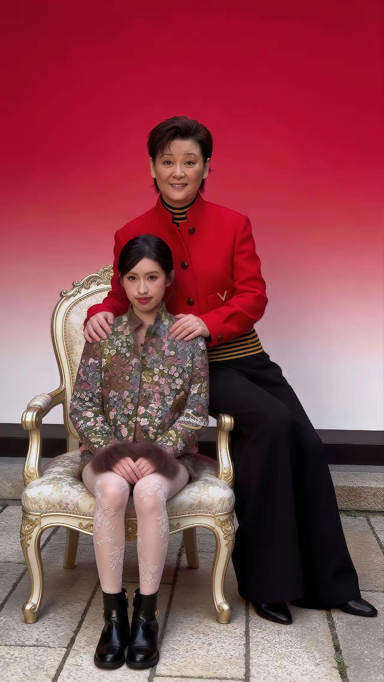 这照片看着有一种不舒服的感觉[捂脸哭]不应该是妈妈坐着，女儿站着吗？