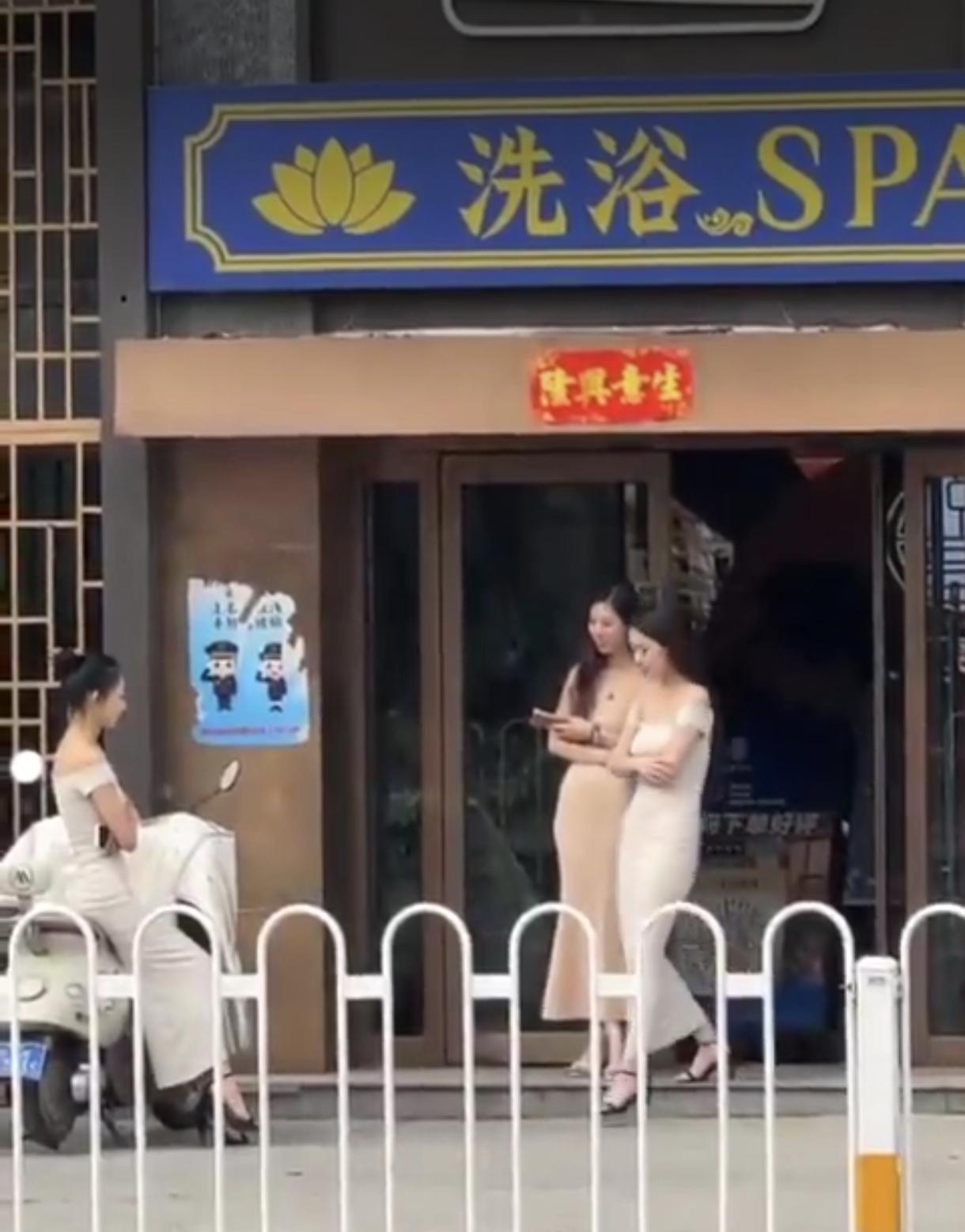 这是哪里的啊？这个足浴店看起来也不是非常的高大上啊，广告牌很小，有点早期的感觉