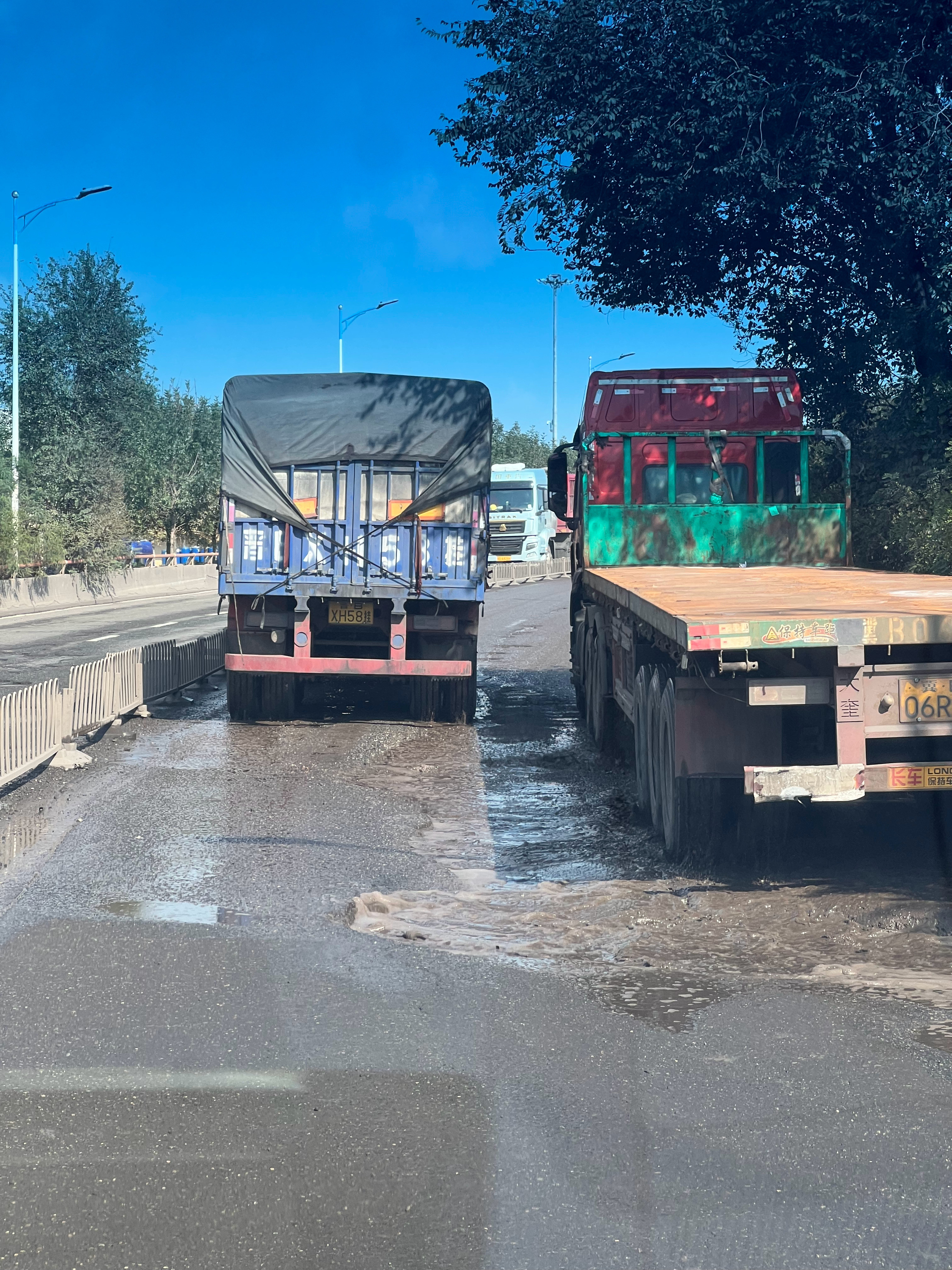 这个路真的是～太烂了电动车都能拖底那种​​