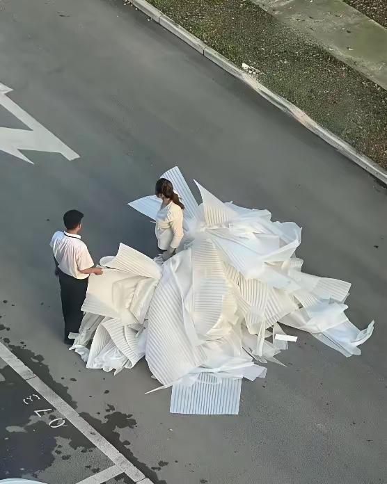 远看新郎新娘，近看一地鸡毛
