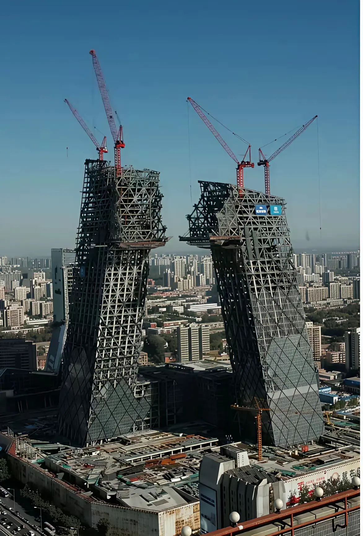 原来北京标志性建筑“大裤衩”，是这么盖出来的呀！佩服当年的水平～​
