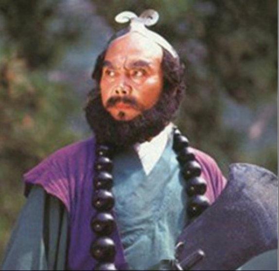 今天在整理房间，东西太乱太杂了，就翻到角落里的一个手镯小盒子。里面每一个镯子的宽