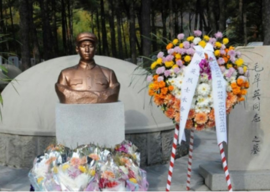 1955年，中央派人去朝鲜给毛岸英迁墓，结果刚准备开挖，一名朝鲜妇女就带着小孙女